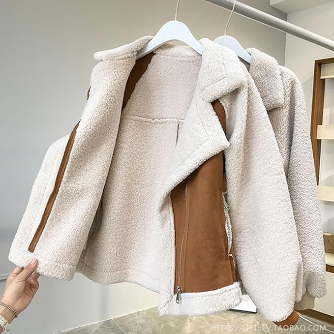 Damjacka i kort lammvelour i mocka – Mjuk varm vinterkappa i khaki och beige